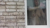 Nua em público. Nu. Ar livre. Fora. Marido Sexy Frina está espionando sua irmã da janela do carro quando ela lava a janela do apartamento sem calcinha e sutiã.