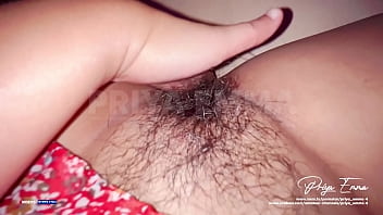 Дези Бхабхи мастурбирует, дрочит свою волосатую киску, пока дома одна