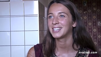 Ersties: Tanja fingert ihre haarige Muschi