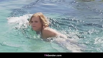 Transgender Cassie Woods wird am Pool in den Arsch gefickt