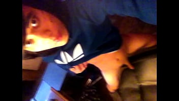 Подросток-твинк (18 лет) с симпатичным лицом, эмо-стрижкой, в синей толстовке Adidas Trefoil, трется своим крошечным гладким членом о стул