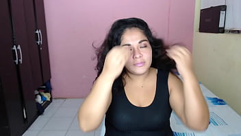 Cagna colombiana culona con tette enormi si masturba chiedendo un cazzo
