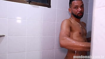 Un mec surpris en train de prendre une douche surprend par la taille de la bite et le sperme.