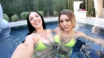 ANGELA WHITE - Lesbianas en bikini de grandes tetas