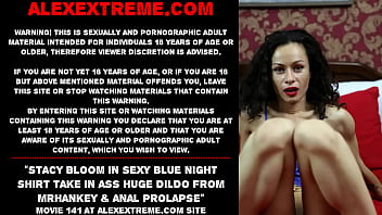 Stacy Bloom im sexy blauen Nachthemd nimmt den riesigen Arschdildo von Mrhankey und den Analprolaps auf