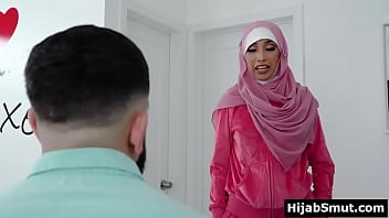 Menina virgem muçulmana em hijab recebe uma aula de sexo