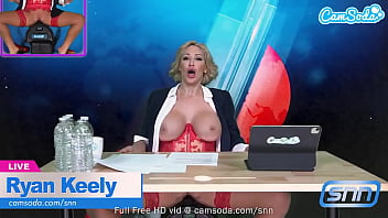 Camsoda - Sexy Peitões MILF Ryan Keely monta uma máquina de sexo ao vivo no ar
