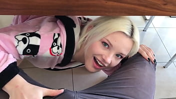 DOEGIRLS - (Lucy Heart) - Une chaude blonde parle sale et se masturbe sur le canapé