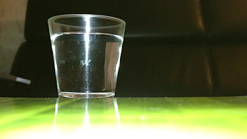 Sperma su un bicchiere d'acqua II.MOV