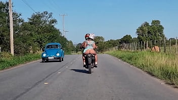 Chica culona presumiendo en moto.