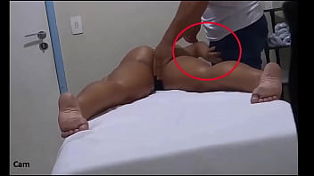 Скрытая камера снимает клиентку, которую мастурбирует массажистка