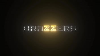 Scivolando nel suo sacco a pelo - Codi Vore, Gianna Grey / Brazzers / streaming completo da www.brazzers.promo/