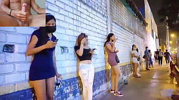 Hermosa venezolana del vecindario es convencida de follar sin preservativo