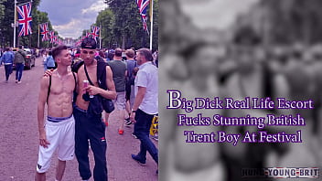 Big Dick REAL-life Twink FUCKS superbe 19 ans British Trent boy @ festival