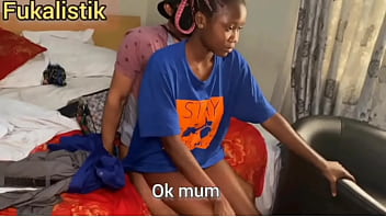 Horny Petite University of Ibadan, la ragazza Laura, si fa sgranchire la figa dal ragazzo di zucchero della matrigna (Video completo su XVideos RED)