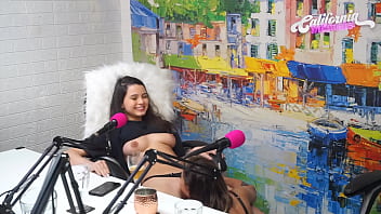 Flavia Oliver faz sexo oral em Natasha Steffens durante as gravações do California Podcast