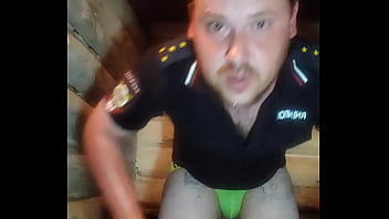 Der schwule Polizist bittet dich, seinen appetitlich tätowierten Arsch zu ficken))))