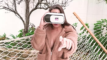 VR BANGERS Сексуальная Gianna Dior обнаруживает большой член своего телохранителя
