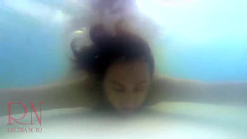 Aguantar la respiración bajo el agua. Dominación sexo duro. La nudista Regina Noir nada, chupa y folla en la piscina.