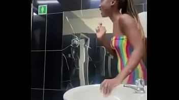 Slay Queen è stata sorpresa a scopare con il ragazzo della sua migliore amica in un bagno pubblico, guarda cosa succede dopo che la sua amica è entrata