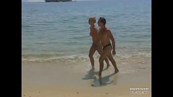 Laura Palmer em "Beach Bums"