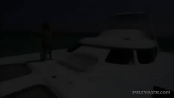 La bionda Boroka fa sesso hardcore sul ponte di uno yacht