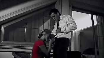 Lucy se folla a un hombre muy rico en el balcón de su casa cara