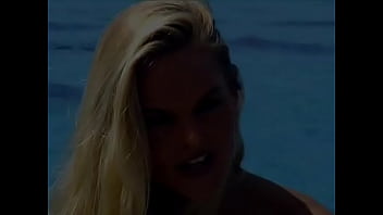 Katja fa sesso sott'acqua nelle acque tropicali vicino a Bora Bora