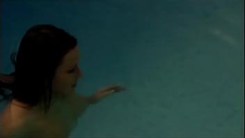 Кармен любит заниматься сексом, плавая обнаженной в бассейне