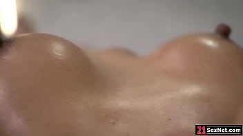 21sexnet.com - парень трахает в задницу грудастую милфу после массажа