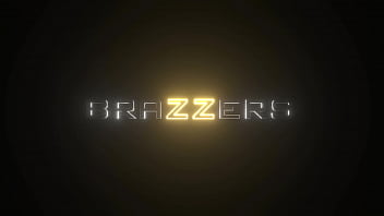 Bandeau sur les yeux, cul en l'air - Armani Black / Brazzers / flux complet de www.brazzers.promo/ass