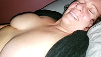 Gefärbte brünette Amateur-Swinger-Ehefrau mit großen Brüsten und voll rasierter Muschi weigert sich, den Schwanz ihres Mannes zu lutschen, während sie gefilmt wird