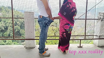 XXX bengalese hot bhabhi incredibile sesso all'aperto in saree rosa con un ladro intelligente! XXX serie web hindi sesso Ultimo episodio 2022