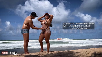 Les hommes deviennent durs sur la plage à cause du minuscule bikini de Kriss Hotwife qui laisse toute la chatte dehors