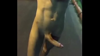 Dünn nackt auf der Straße