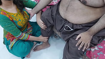 インド人の私の義理の娘が彼女のおっぱいを持っている間に私の足のマッサージをしている非常に熱い汚いクリアなヒンディー語のオーディオで性的になりました
