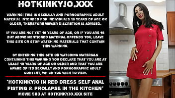 Hotkinkyjo en vestido rojo auto fisting anal y prolapso en la cocina