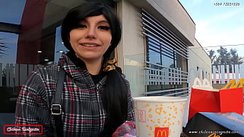 Die berühmte Latina-Youtuberin geht zu McDonald's und wird am Ende mit Soße übergossen – „ES IST SEHR GROSS, PUT ALLES IN MICH“ – TRAILER