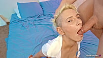 Девушка-блондинка с короткими волосами в любительском видео делает минет пухлому парню, лижет очко и давится спермой на лице