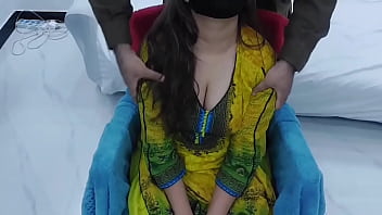 XXX Pakistanische Hausfrau Körpermassage von einem Fremden vor ihrem Cuckold-Ehemann als Ficken mit klarem Hindi-Audio