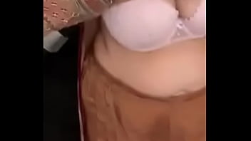 Zara Tante zeigt große Brüste