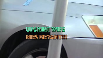 Upskirt Wife # 7 - Mrs Bryant é uma esposa exibicionista piscando sua buceta em público para seu marido Voyeur !!! Bônus Nikki Brazil Posto Upskirt!!!