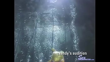 La audición de Sandy bajo el agua protagonizada por Sandy Knight y Tracie Z