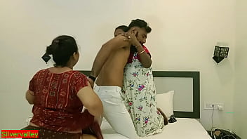 印度孟加拉家庭主妇和她的妹妹热业余三人性爱！ 带有脏音频