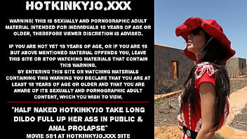 Полуголая Hotkinkyjo принимает длинный дилдо, полный ее задницы на публике и анальный пролапс