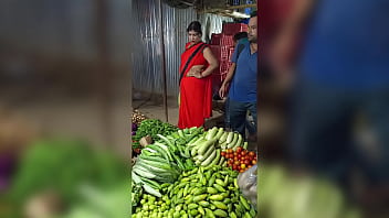XXX mercado de vegetais em sari vermelho vadia paga para pagar