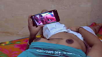 La sorellastra speciale di Rakhi è stata scopata mentre guardava video porno da sola
