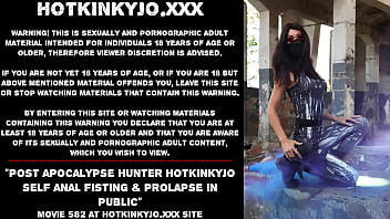 Post-Apokalypse-Jäger Hotkinkyjo selbst Analfisting & Prolaps in der Öffentlichkeit