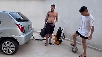 Kam nach Hause und bat ihn, Ryan Ross beim Waschen des Autos zu helfen