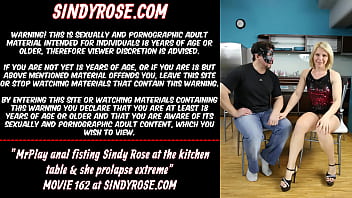 MrPlay fist anal Sindy Rose à la table de la cuisine et elle prolapsus extrême